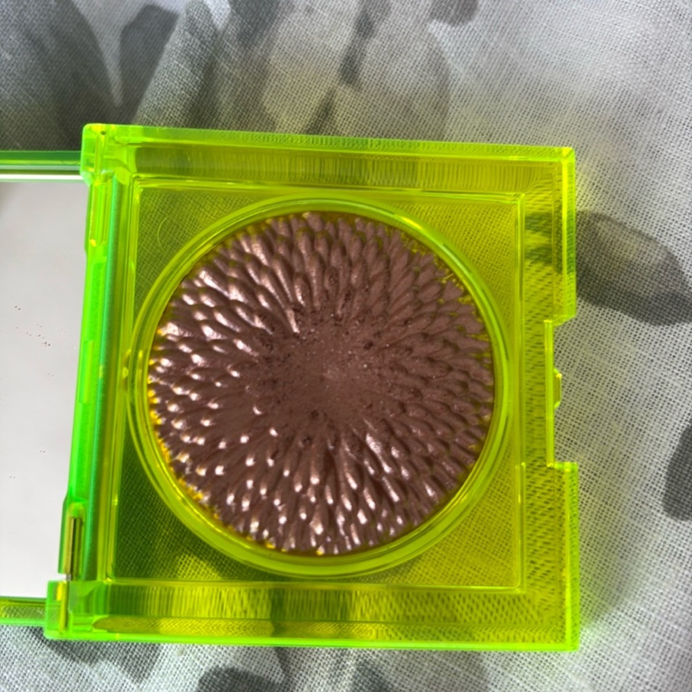Chantecaille sunbeam cheek and eye shade in ray